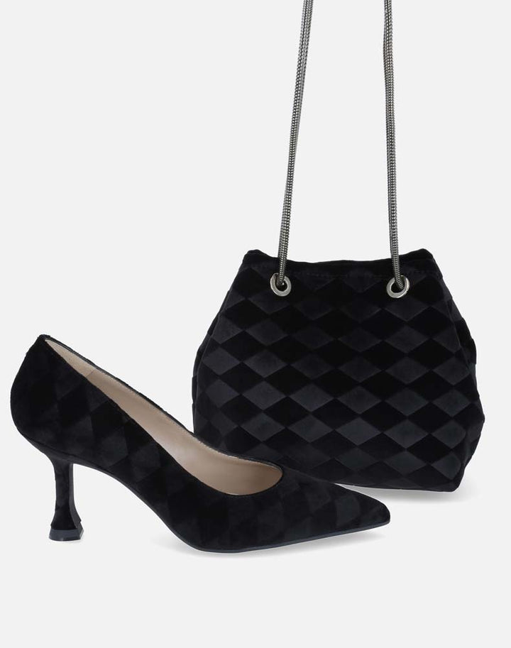 Zapatilla de terciopelo con detalle de rombos en color negro con punta aguda para mujer