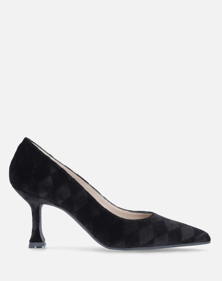 Zapatilla de terciopelo con detalle de rombos en color negro con punta aguda para mujer