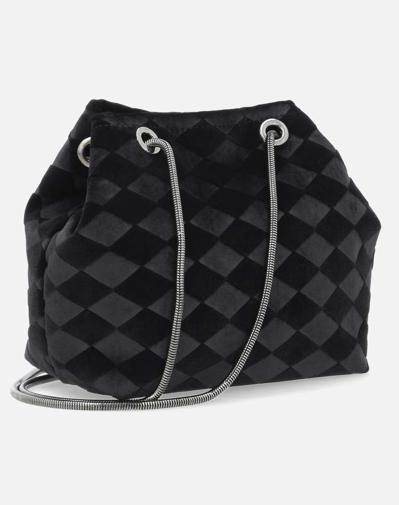 Bolso tipo bucket en textil tipo terciopelo con detalle de rombos en color negro con cadena para mujer