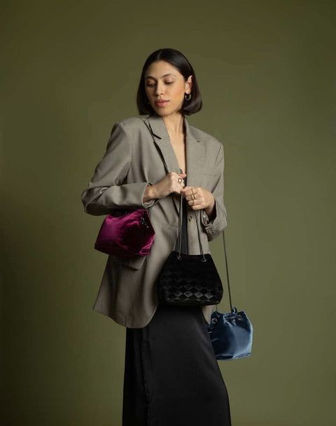 Bolso tipo bucket en textil tipo terciopelo en color vino con cadena para mujer