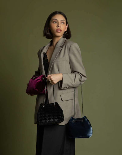 Bolso tipo bucket en textil tipo terciopelo en color azul  con cadena para mujer