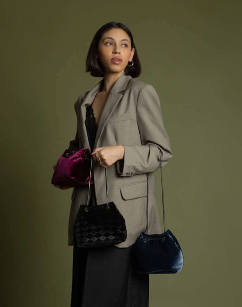 Bolso tipo bucket en textil tipo terciopelo en color vino con cadena para mujer