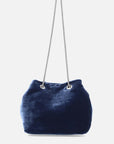 Bolso tipo bucket en textil tipo terciopelo en color azul  con cadena para mujer