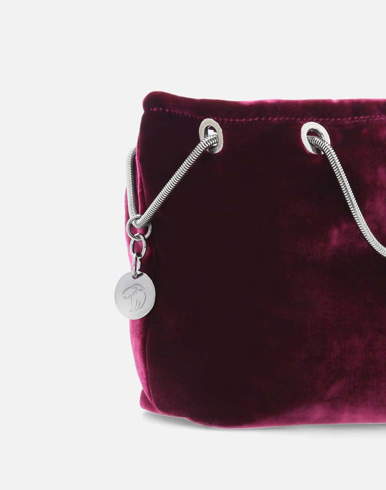 Bolso tipo bucket en textil tipo terciopelo en color vino con cadena para mujer