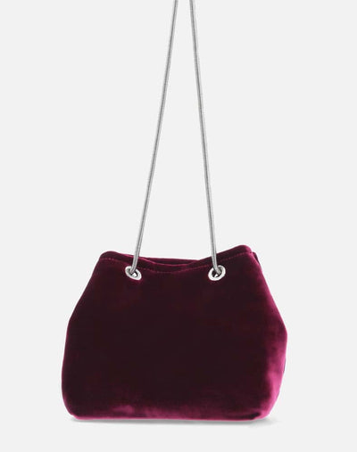 Bolso tipo bucket en textil tipo terciopelo en color vino con cadena para mujer
