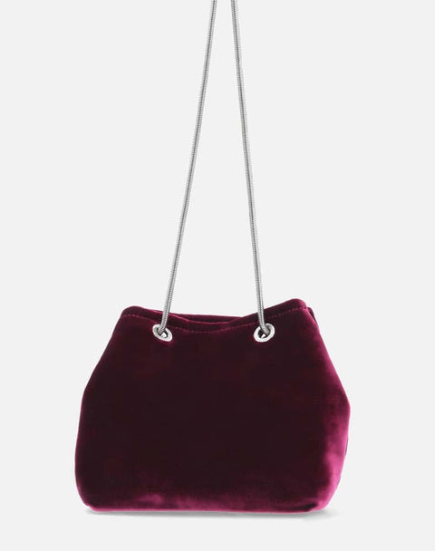 Bolso tipo bucket en textil tipo terciopelo en color vino con cadena para mujer