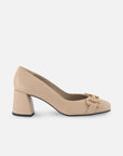 Zapatilla de piel color beige con hebilla para mujer