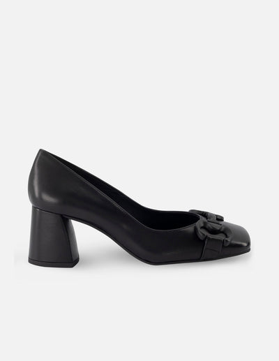 Zapatilla de piel color negro con hebilla para mujer