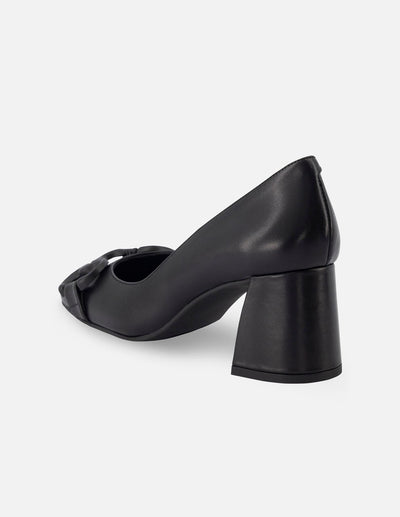 Zapatilla de piel color negro con hebilla para mujer