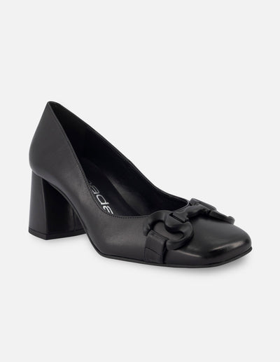 Zapatilla de piel color negro con hebilla para mujer