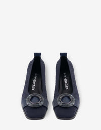 Zapatilla de lycra con textura y maxi hebilla en color azul para mujer