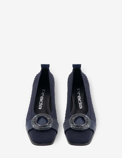 Zapatilla de lycra con textura y maxi hebilla en color azul para mujer