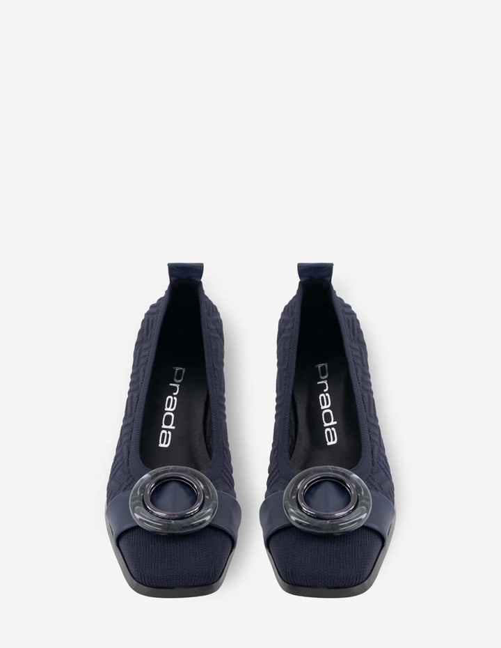 Zapatilla de lycra con textura y maxi hebilla en color azul para mujer