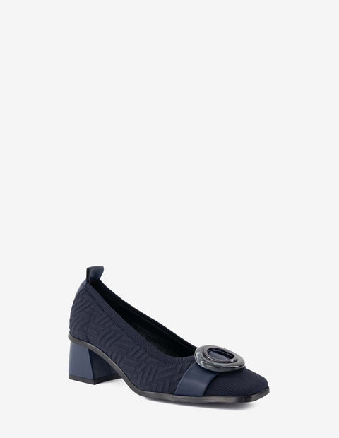 Zapatilla de lycra con textura y maxi hebilla en color azul para mujer