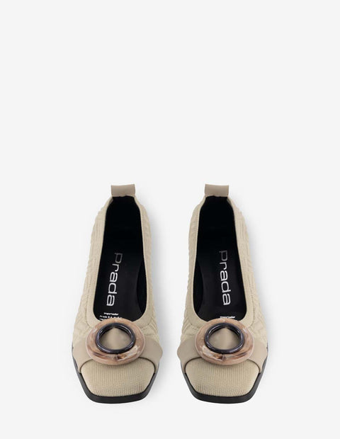 Zapatilla de lycra con textura y maxi hebilla en color hueso para mujer