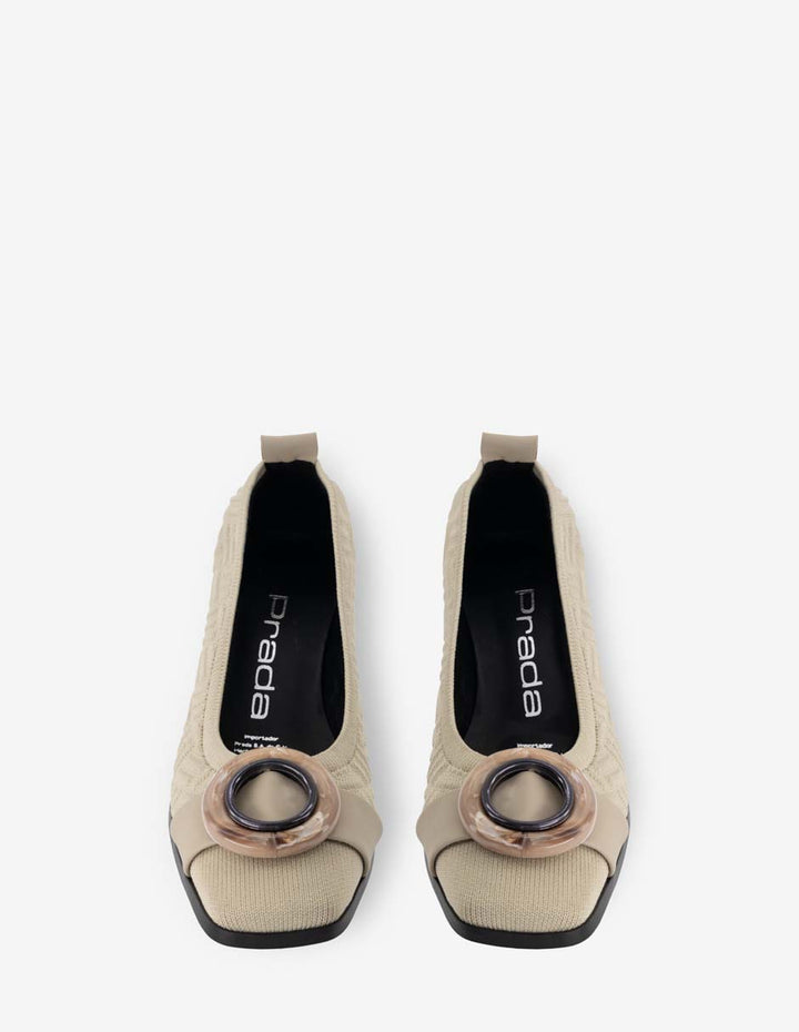 Zapatilla de lycra con textura y maxi hebilla en color hueso para mujer