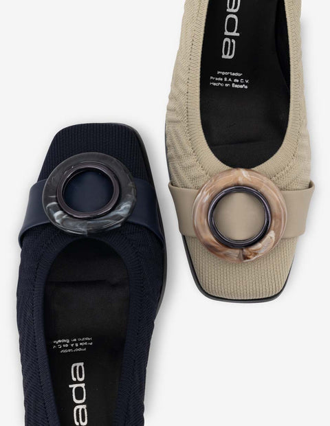 Zapatilla de lycra con textura y maxi hebilla en color azul para mujer