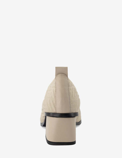 Zapatilla de lycra con textura y maxi hebilla en color hueso para mujer