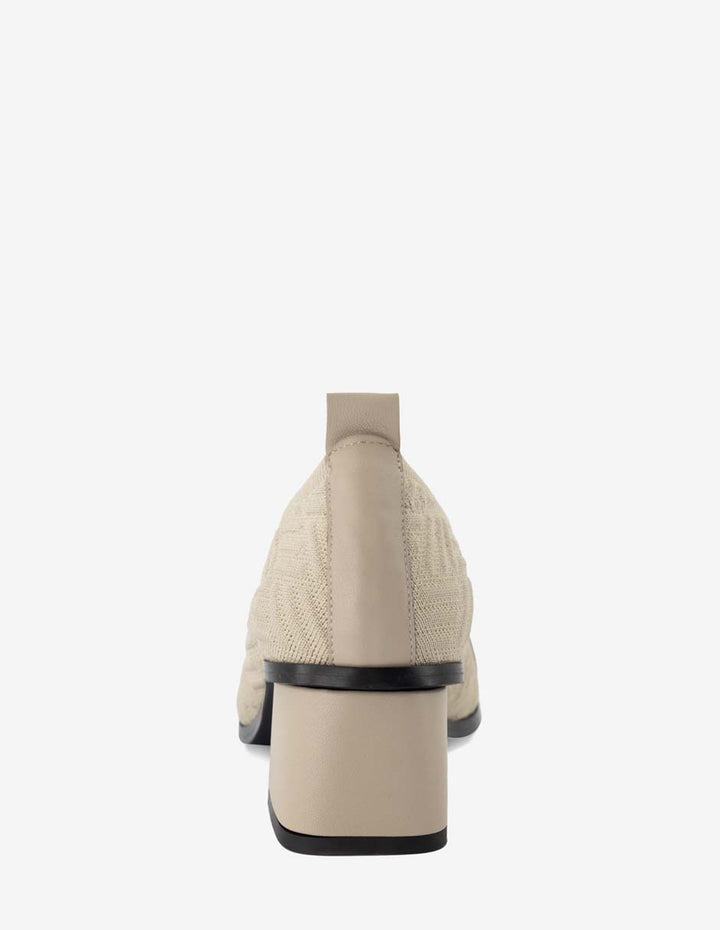 Zapatilla de lycra con textura y maxi hebilla en color hueso para mujer