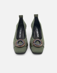 Zapatilla de lycra con textura y maxi hebilla en color verde para mujer