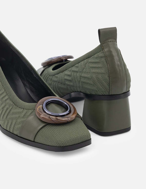 Zapatilla de lycra con textura y maxi hebilla en color verde para mujer