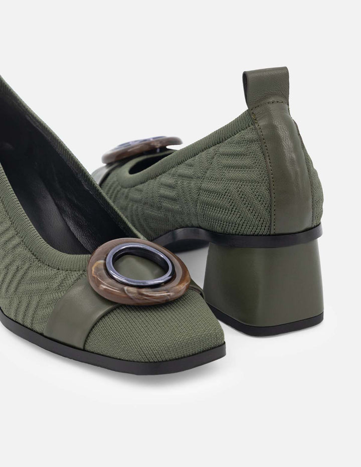 Zapatilla de lycra con textura y maxi hebilla en color verde para mujer