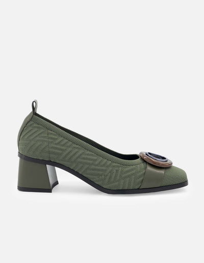 Zapatilla de lycra con textura y maxi hebilla en color verde para mujer