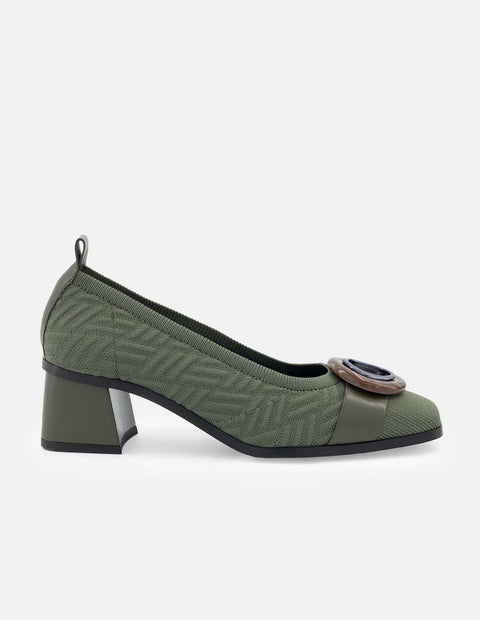 Zapatilla de lycra con textura y maxi hebilla en color verde para mujer
