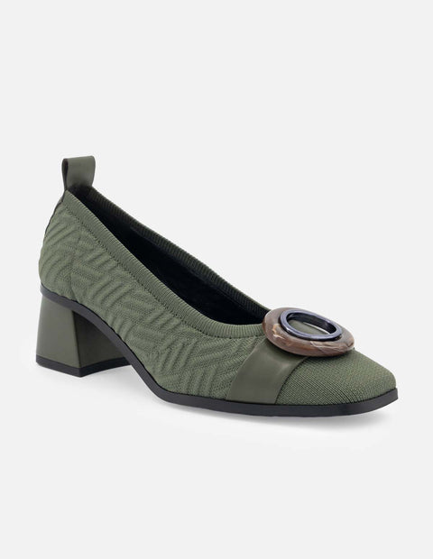 Zapatilla de lycra con textura y maxi hebilla en color verde para mujer