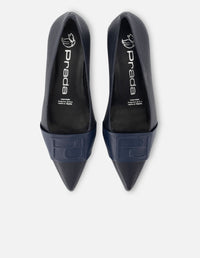 Zapatilla de piel napa color zul con detalle Pd para mujer