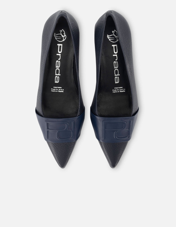 Zapatilla de piel napa color zul con detalle Pd para mujer