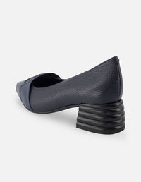 Zapatilla de piel napa color zul con detalle Pd para mujer