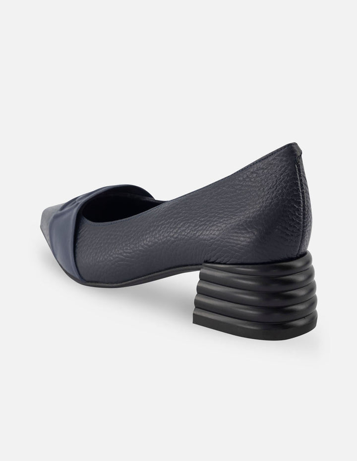 Zapatilla de piel napa color zul con detalle Pd para mujer