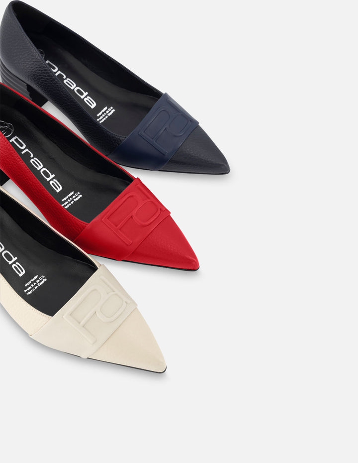 Zapatilla de piel napa color zul con detalle Pd para mujer