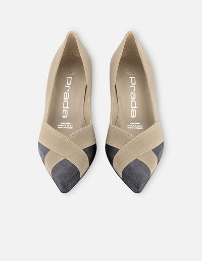 Zapatilla de tacón ancho tipo salón de piel ante con adorno textil cruzado en punta color gris para mujer