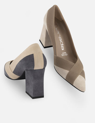 Zapatilla de tacón ancho tipo salón de piel ante con adorno textil cruzado en punta color gris para mujer