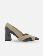 Zapatilla de tacón ancho tipo salón de piel ante con adorno textil cruzado en punta color gris para mujer