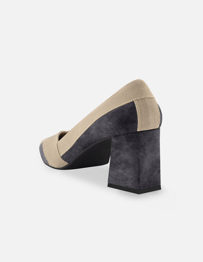 Zapatilla de tacón ancho tipo salón de piel ante con adorno textil cruzado en punta color gris para mujer