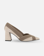 Zapatilla de tacón ancho tipo salón de piel ante con adorno textil cruzado en punta color beige para mujer.