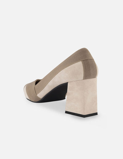Zapatilla de tacón ancho tipo salón de piel ante con adorno textil cruzado en punta color beige para mujer.