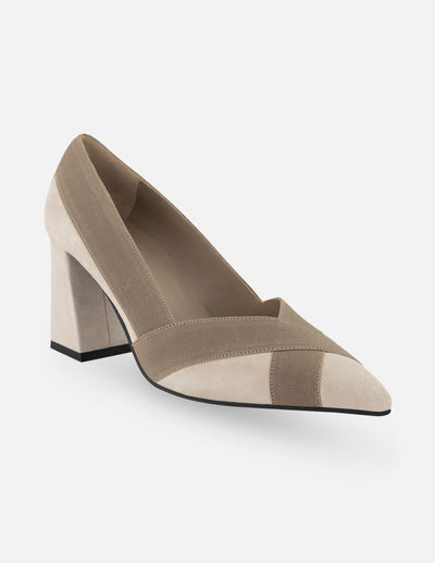 Zapatilla de tacón ancho tipo salón de piel ante con adorno textil cruzado en punta color beige para mujer.