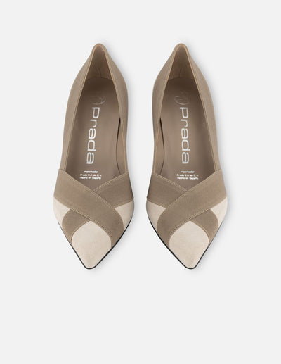 Zapatilla de tacón ancho tipo salón de piel ante con adorno textil cruzado en punta color beige para mujer.