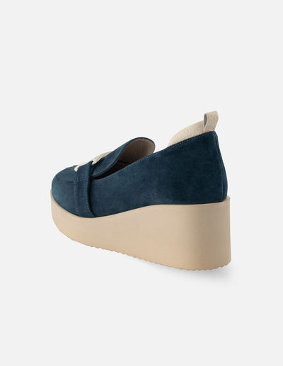 Mocasín de piel ante color azul con detalle de hebilla para mujer