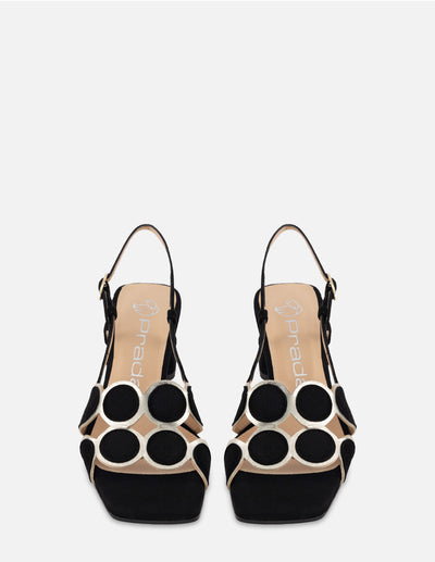 Sandalia de ante en color negro con detalles en color dorado para mujer