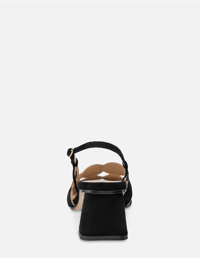 Sandalia de ante en color negro con detalles en color dorado para mujer