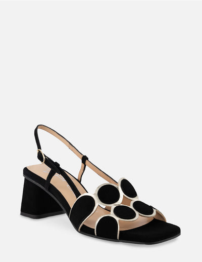 Sandalia de ante en color negro con detalles en color dorado para mujer