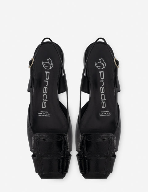 Flat destalonado de charol en color negro para mujer