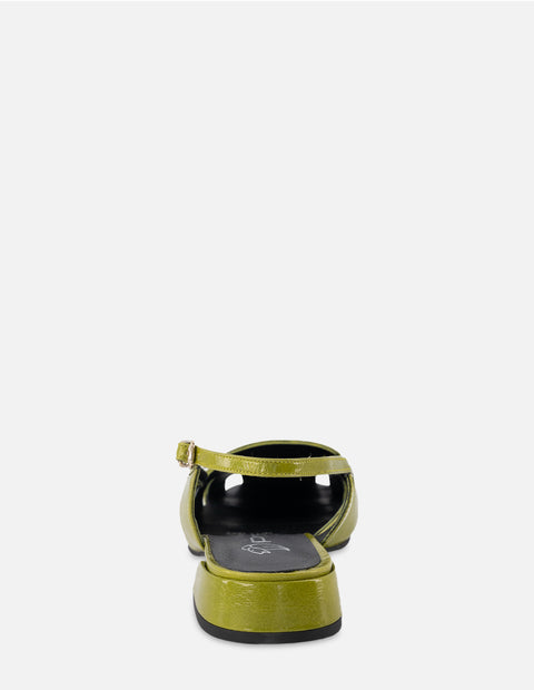 Flat destalonado de charol en color verde para mujer