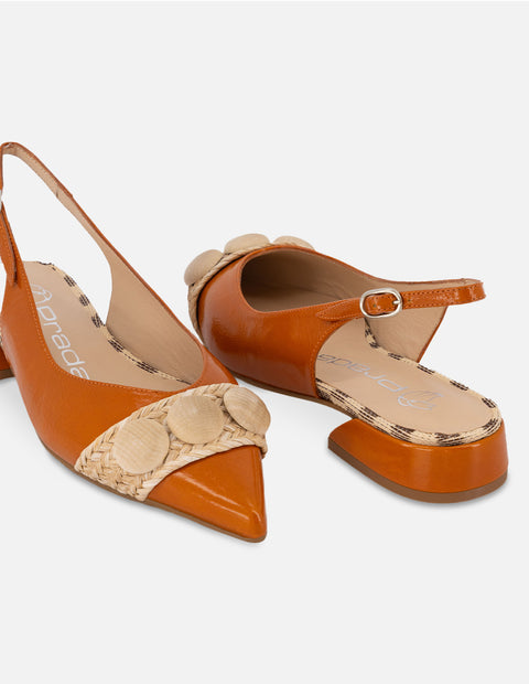 Flat destalonado en charol color cuero y rafia para mujer