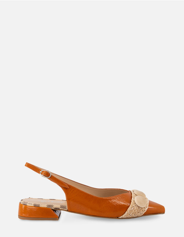 Flat destalonado en charol color cuero y rafia para mujer